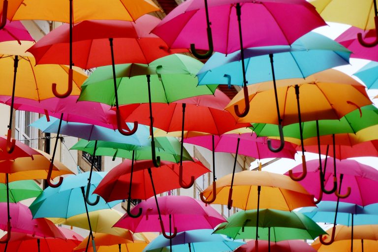 viele bunte Regenschirme